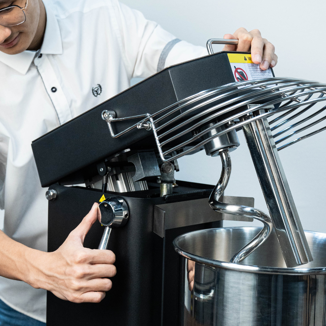 Lifting the mixer head